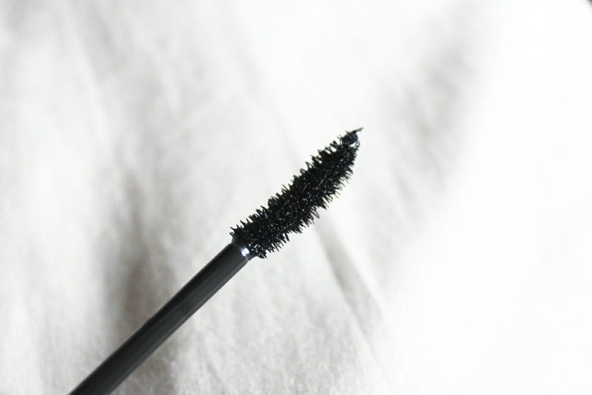Curved wand with TONS of bristles!